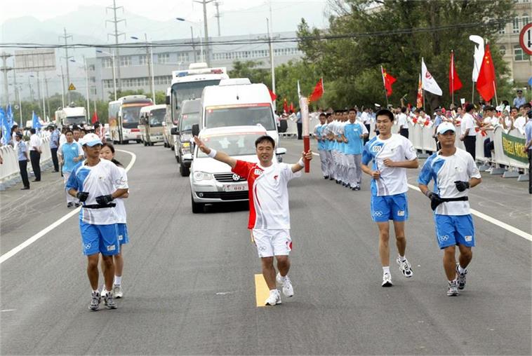 2008年集團董事長曹玉學當選北京奧運會火炬手.JPG 2008年集團董事長曹玉學當選北京奧運會火炬手.JPG